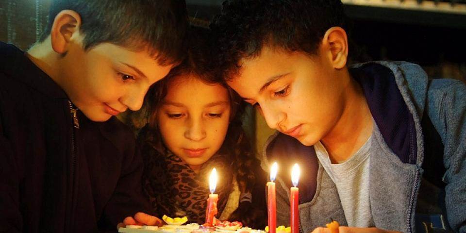 בידינו אור ואש