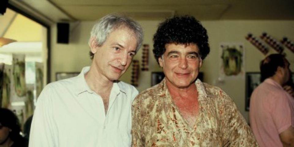 עומד אצל חלון ראווה