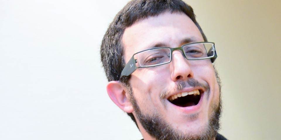 האספה תצביע אם להוסיף דיסטורשן: כך יצר יזהר פינטוס אלבום בשיתוף הקיבוץ העירוני בירושלים