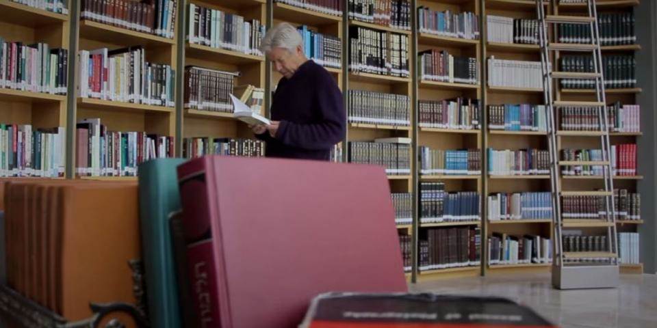שיר כאב: אריאל הירשפלד מבקר בחדר הקריאה של בית אבי חי