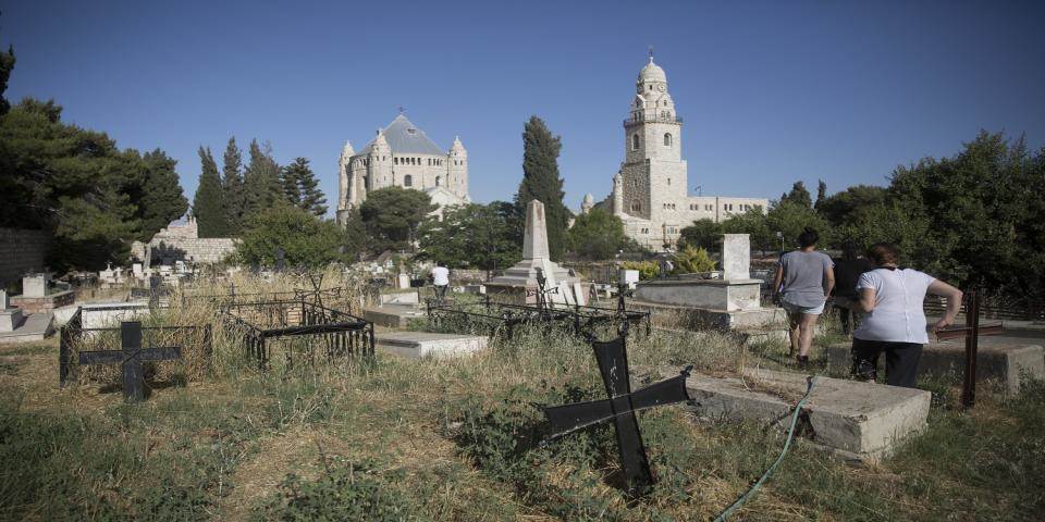 פה נטמנו יחסי האמון עם בני דתות אחרות