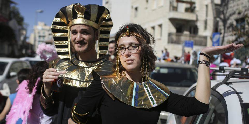 מרדכי היהודי מייד אין צ'יינה: מצאנו את ארון התחפושות היהודי