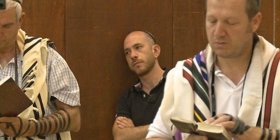 תחשוב חיובי: האם ההידבקות של סער מעוז באיידס הפכה את הוריו לאנשים טובים יותר?