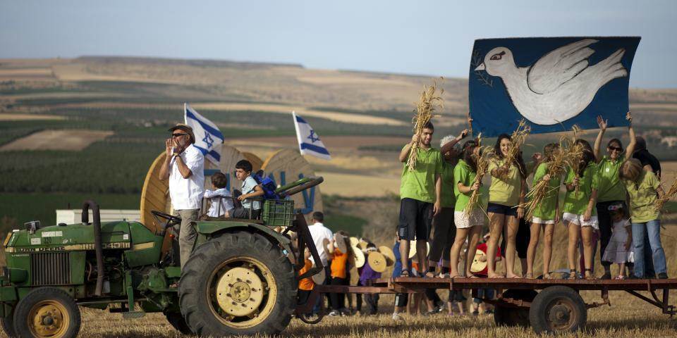 שבועות להמונים: לאומיות, קפיטליזם ופודיז נפגשים סביב שולחן החג