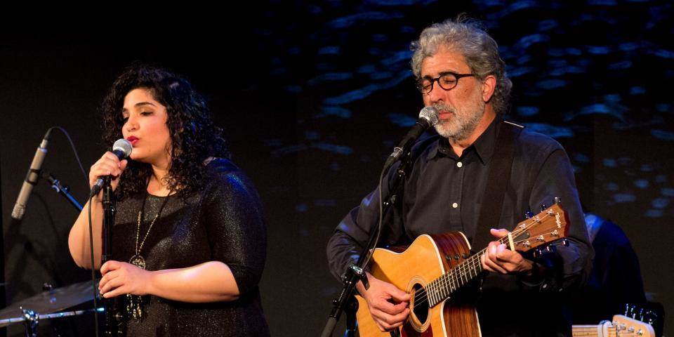 כיסוי וגילוי: האמנות העדינה של יצירת ערב קאברים ללאונרד כהן