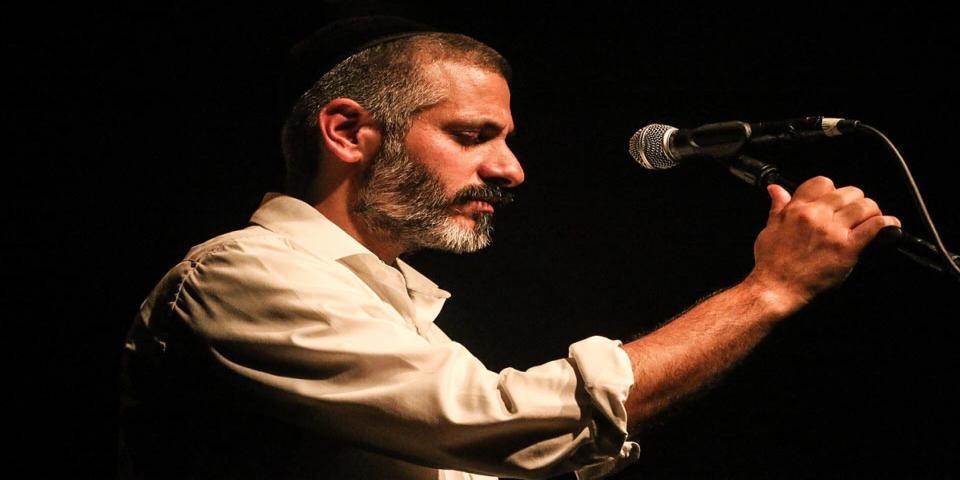 אביתר בנאי במופע אקוסטי
