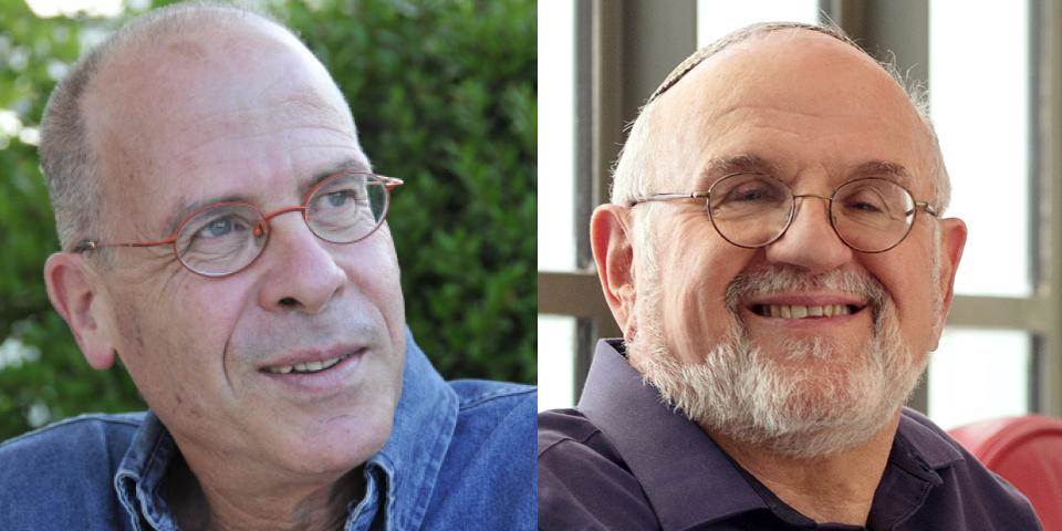 שניים אוחזין: