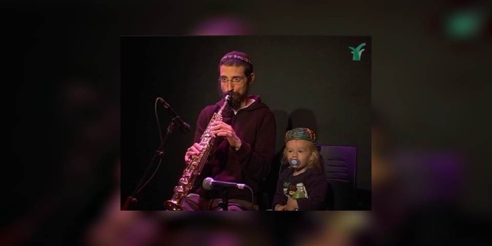 דניאל זמיר מנגן את השיר- שיר ערש