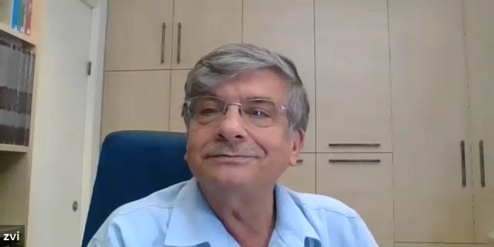 מעורבות או הסתכלות?